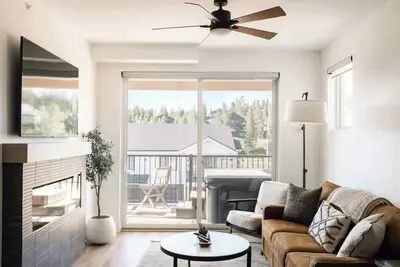 Image de New Modern Charm | Hot Tub | Deck Views! | Fraser