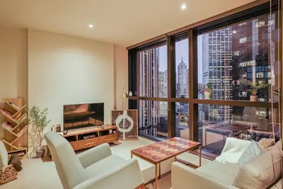 Image de Cosy 2-bedroom retreat with city view | near Melbourne Central & Qv Market