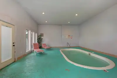Image de *Luxurious 6bd Lodge w/ Pool! Fireplace + Views*