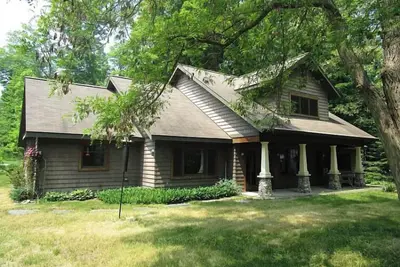 Image de 5 bedrooms steps from Burt Lake. Mins from Petoskey Harbor Springs Indian River