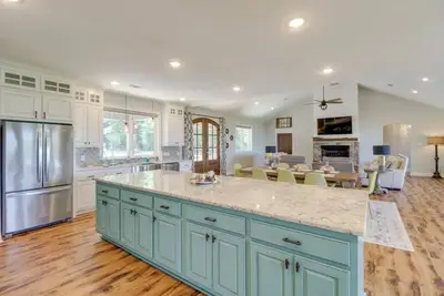 Image de “The Bluffs” A Family-Friendly Home w Deck & Breathtaking Lake View