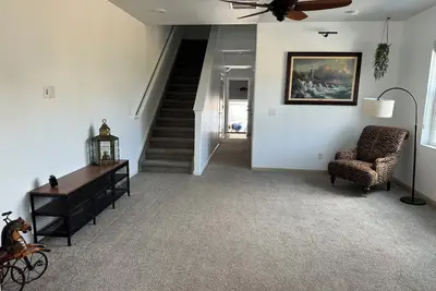 Image de Charming 3 bedroom Townhome w/Main floor master suite, 2 car attached garage.