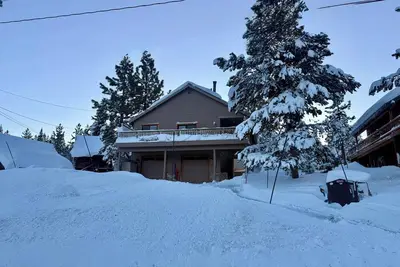 Image de Dog & family friendly Tahoe chalet with hot tub close to all skiing