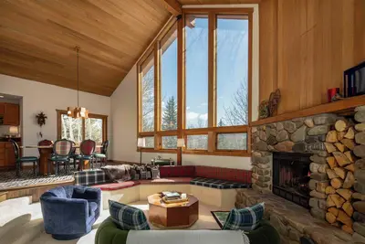 Recently renovated 3-bedroom home with hot tub close to town and lifts