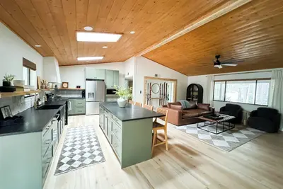 Image de Lakeside Cozy Cabin Retreat/Modern Ski Chalet 3bd / 2bth + Game Room & huge lot