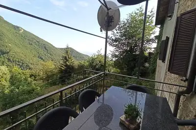 Image de Gabberi's Breeze is located in a hamlet of houses on a hillside with a sea view