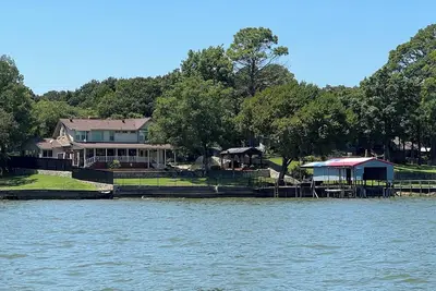 Image de Spacious 4-Br lake front  WiFi, hot tub, Ev charger on Eagle Mountain Lake Azle