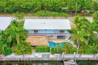 P61 - 2 Bed, 2 Bath with coastal chic vibe and private pool.