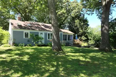 Image de \"Charming 2-Bedroom Home in Narragansett with Private Beach Access and WiFi\"