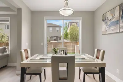 Image de Welcome To A Magnificent Home In Airdrie