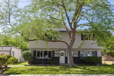 Image de 2 Condos, Minutes From Downtown, Parks, and Freeway!