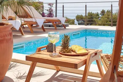 Image de Dazzling Hvar Villa | Villa Licita | 4 Bedrooms | Spacious Sunterrace fitted with Sunbeds and Parasols | Private Outdoor Swimming Pool | Shaded Terrace with Outdoor Dining area | Bbq Facilities | Sveta Nedjelja