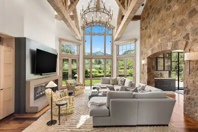 Image de Luxury Mountain Retreat with Breathtaking Views and Expansive Backyard
