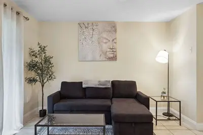 Cozy and Clean Getaway - Close to Uf, Downtown and Midtown!