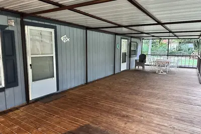 Image de Texoma Treasure - Cozy 2-bedroom mobile home with huge deck in Kingston