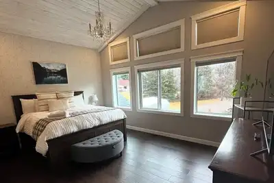 Image de Caribou Lodge ~ Entire private home with hot tub!