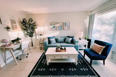 Image de Spacious & affordable 1 Bedroom Apt W/ Pool - Close to downtown and The Beach