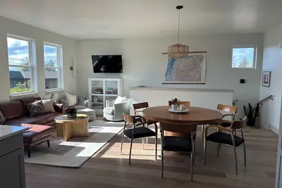 Newly built, 2-bedroom loft, high desert sunsets & mountain peaks, A/C and Wifi