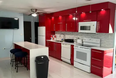 Image de 3Br & 2 Ba Family Retreat – Walk to Beach, Dining