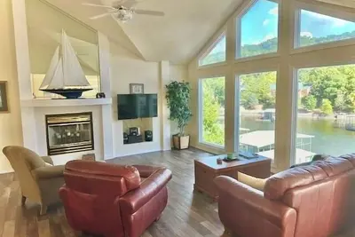 Image de Your Lakefront Oasis in the Heart of Osage Beach!