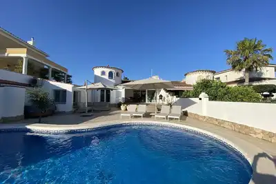 Image de Agréable maison au bord du canal avec piscine