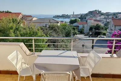 Image de Appartement de deux chambres avec le balcon et la vue sur le mer Banjol, Rab (A-23468-b)