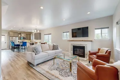 Image de A charming, comfy townhome with patio views, cozy fireplace and more