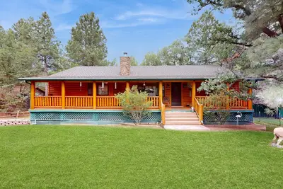 Image de Two-story home with game room, large deck, bbq grill, & yard