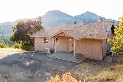 Image de Shasta Lake Beautiful House w/ Hot Tub, Bbq, Ping Pong & Foosball Table