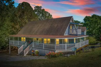 Image de Fancy Farmhouse-Wrap around deck! Game room! Movie Theater Room! Great location!