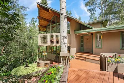 Image de Unique Mountain Home! Spacious Deck & Hot Tub, Wood Stoves, Balconies with Tranquil Forest Views