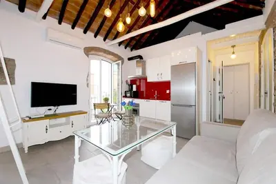 Image de Penthouse charmant et rustique en centre ville, En bord de mer, à distance de marche du centre