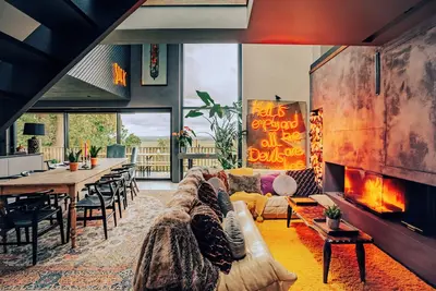 Image de A unique and impressive contemporary home with private hot tub