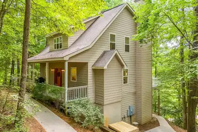 Image de Alpine Chalet- Spacious 3-Level Golf Resort Home w