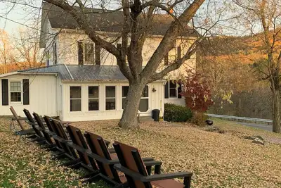 Image de 4-bedroom farm house in Coburn with WiFi on beautiful 100 acre. \n