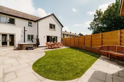 Upper Oak House, central location with a hot tub and parking
