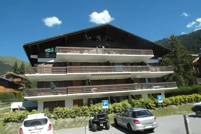 Image de Un séjour spacieux avec cheminée, une cuisine entièrement équipée (machine à café Nespresso, micro-o