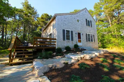 Image de Renovated Wellfleet Retreat: Comfort Amidst Pine Trees (2384)