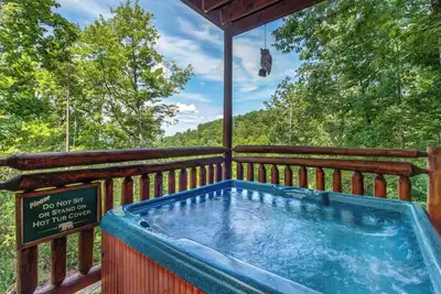 Image de Relaxing 3bd Cabin w/ Hot Tub! Pool Table + Games!