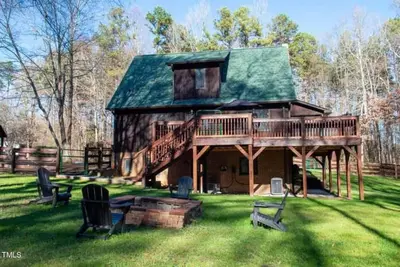 Image de Whisper Chalet events  w/ hot tub, fenced yard string lights w/fire pit, privacy, free onsite parking