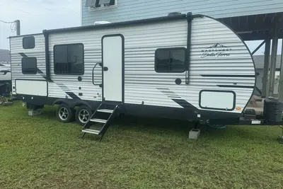 Image de Updated Rv with Ac in charming Holly Beach, La steps from the beach