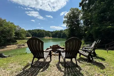 Image de Lakefront Cabin with private dock, kayaks, fire pit, New hot tub, and cigar room