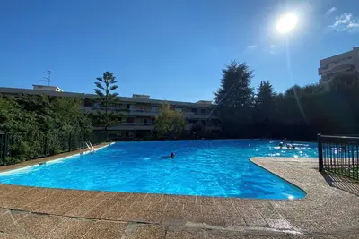 Image de Beau 3 pièces climatisé au calme dans residence avec piscine, restaurant, tennis