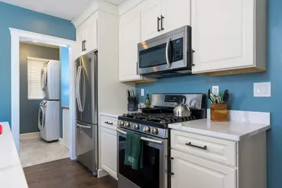 Image de Charming 2-bedroom condo, 15 min from city with laundry & parking