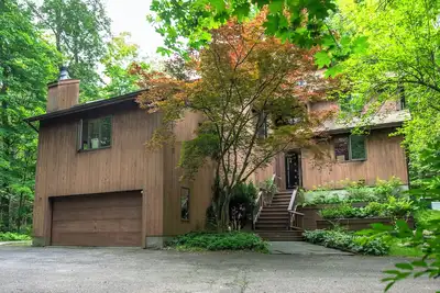 Image de Mountain Brook Cabin w/ 4-bedroom in lovely Cornwall with Jacuzzi Tub and Sauna