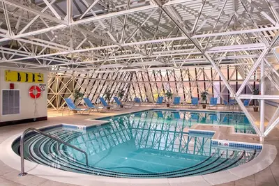 Image de Easy Downtown Portland Access: Modern Hotel with Indoor Pool, Pets Are Allowed