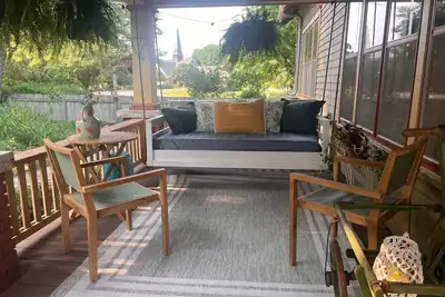 Image de Historical home w gardens in Unique North Lawrence. Across From Train Depot