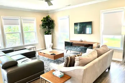 Image de Charming 3-bedroom townhome with WiFi, fitness room in brilliant Charlotte