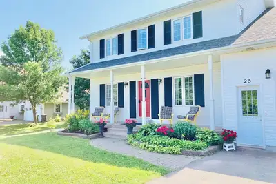 Image de Centrally Located Bright and Spacious 4 Bedroom with Hot tub