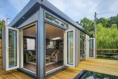 Image de Escape to a charming two-bedroom lodge in Hamstead, Yarmouth, nestled in stunning countryside.